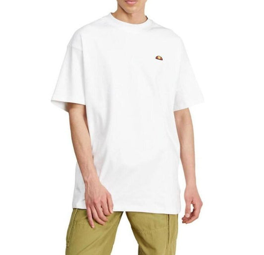 Man wearing a white Ellesset-shirt with a small logo on a white background